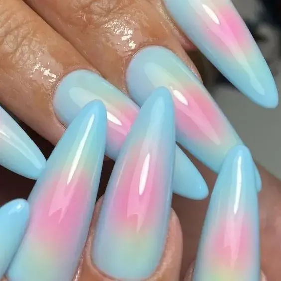 Un diseño de nailart estilo aura con los colores de la bandera del orgullo trans.