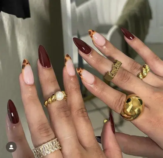 Siguiendo la tendencia de los diseños combinados, mezcla uñas con nail art y otras en tono liso. 