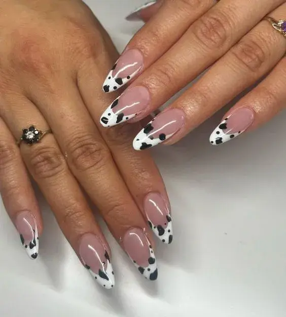 El animal print de vaca para los fans del blanco y negro.