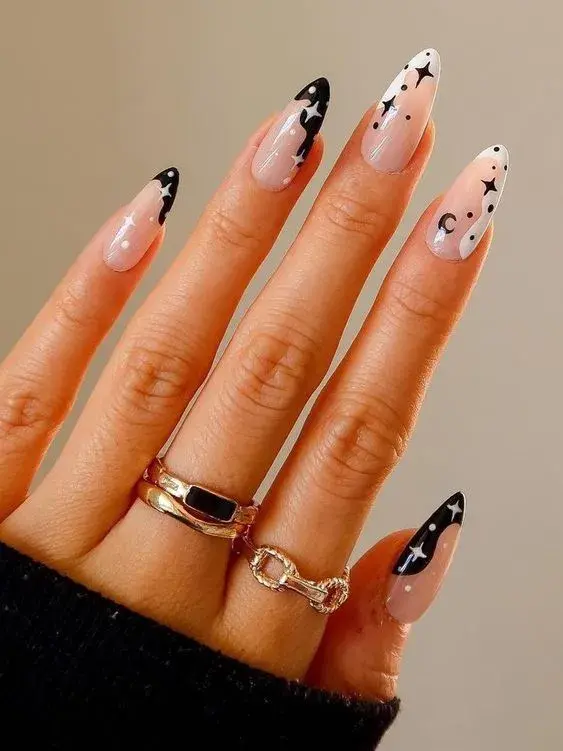 Uñas blanco y negro con destellos combinados.