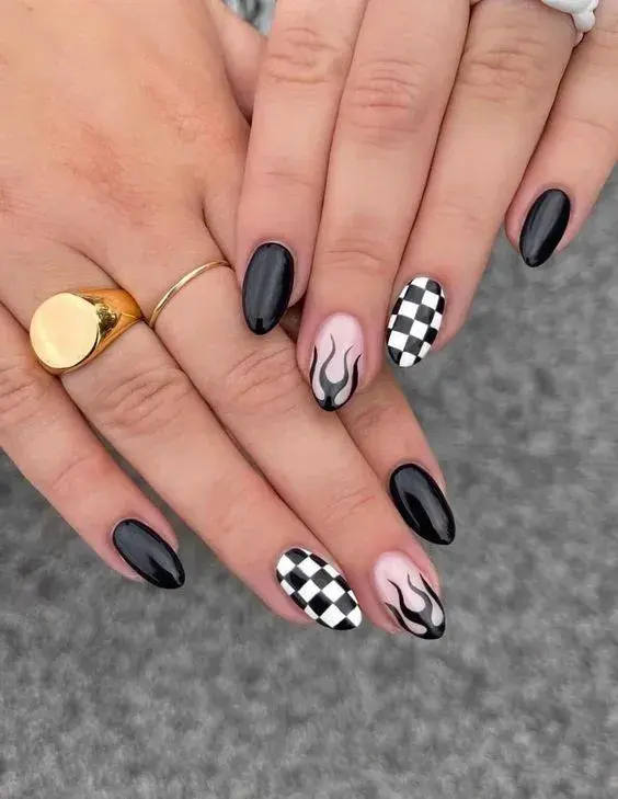 Combinación de uñas lisas con detalles de nail art que le dan un toque diferente.