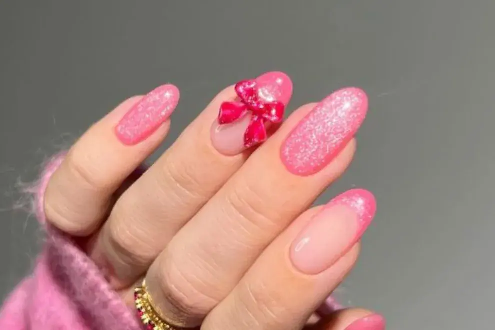 ¿Buscás un nail art para maratonear la última temporada de Bridgerton? Te damos 5 ideas originales.