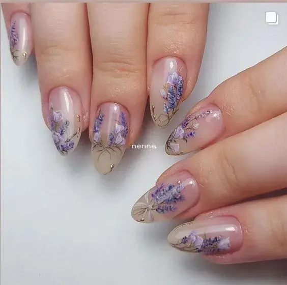 El nail art en paleta lila es un sí: este modelo también incluye flores y moños, así que la iconografía Bridgerton está completa.