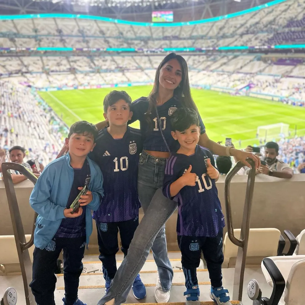 Antonela Roccuzzo y sus hijos en el mundial de Qatar.