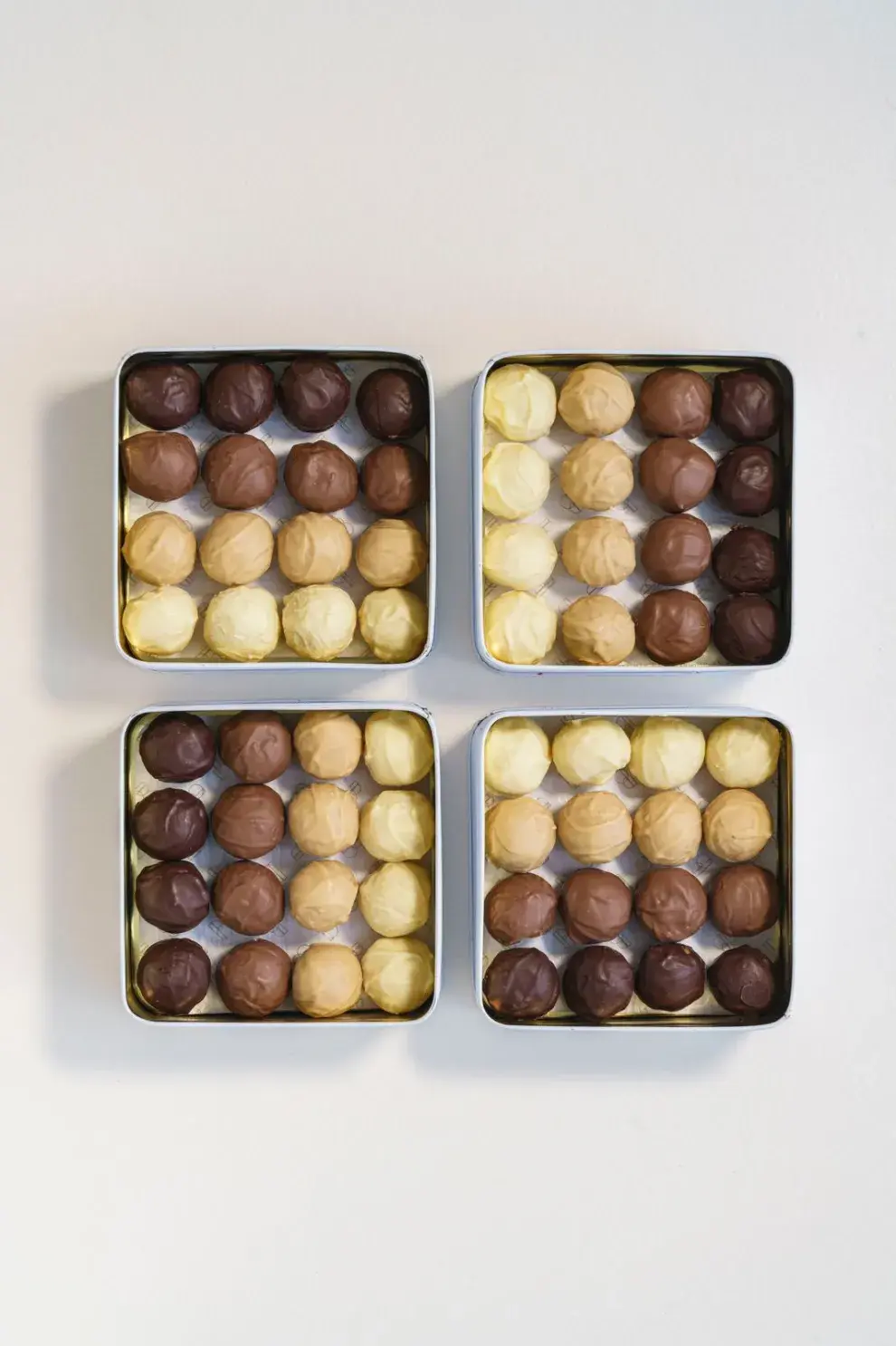 16 trufas riquísimas, de 4 variedades diferentes: el interior de la box de Betular Patisserie para el Día del Padre.