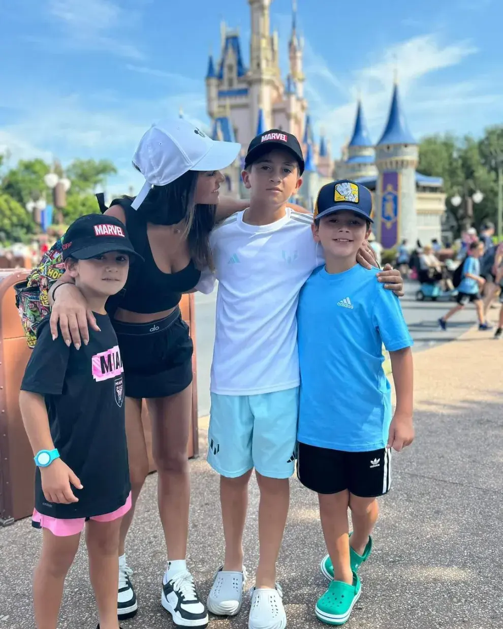 Antonela Roccuzzo junto a sus hijos en Disney.