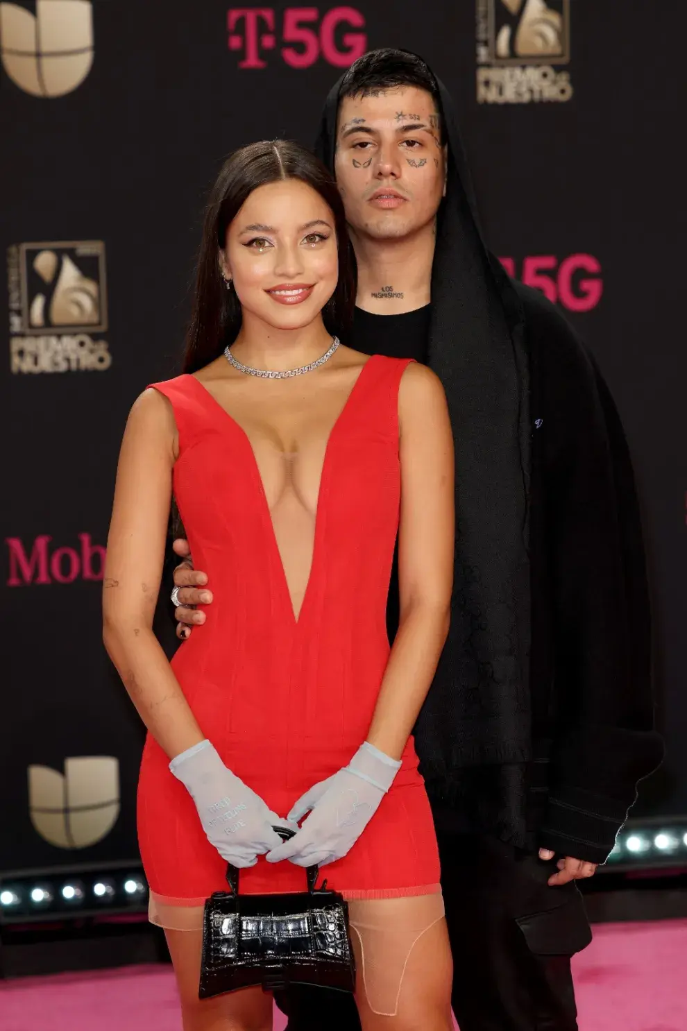 Emilia Mernes y Duki en Premio Lo Nuestro a la Música Latina, en 2022.