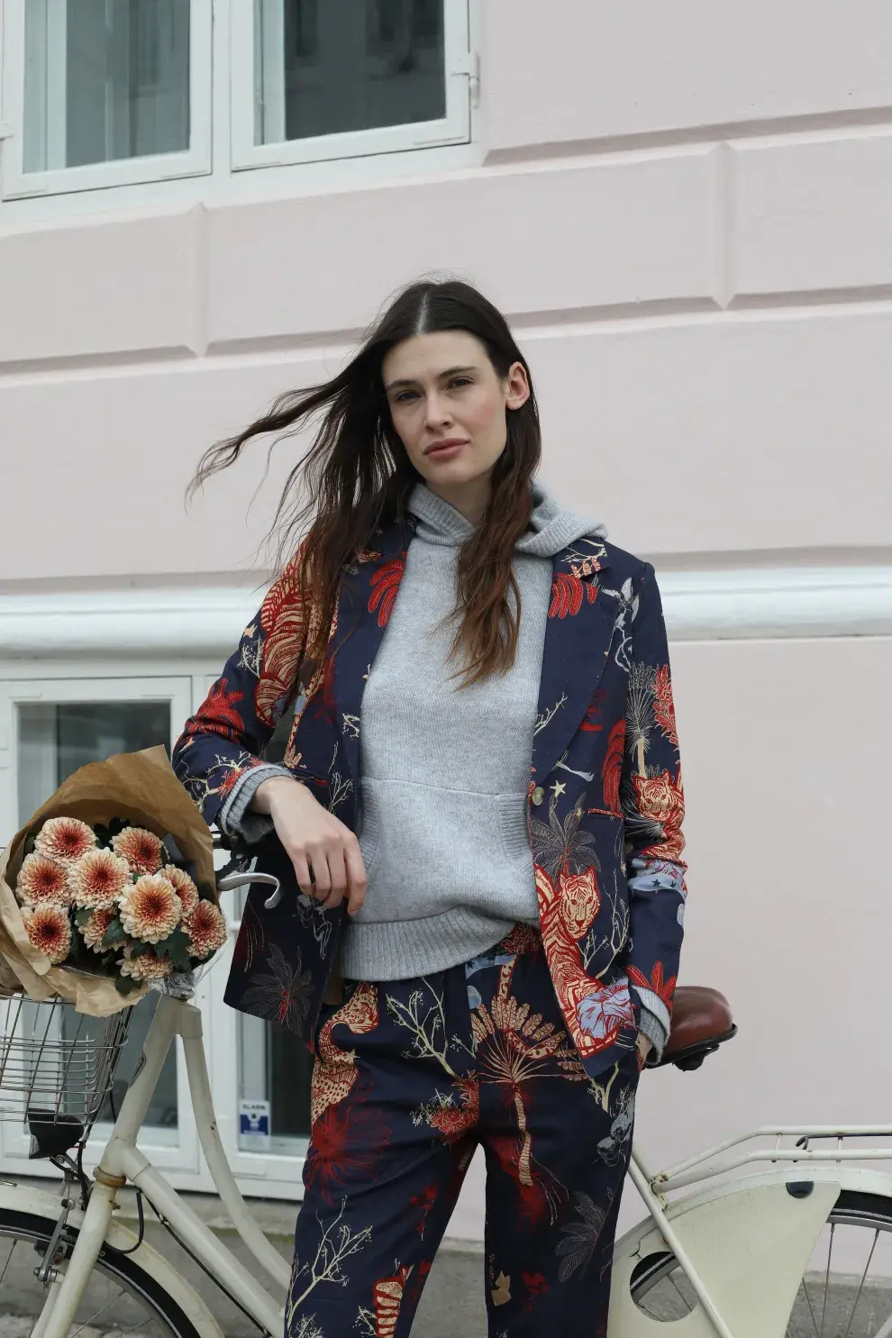 Una modelo mujer usando ropa de la marca Las Sureñas.