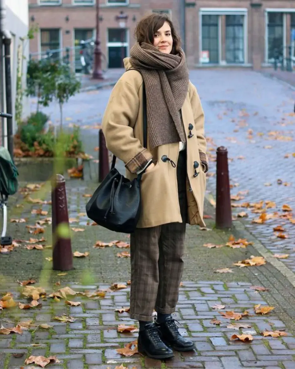 Chica en la calle usando borcegos.