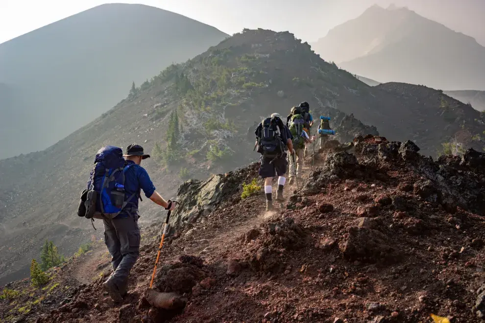 Personas caminando por una montaña