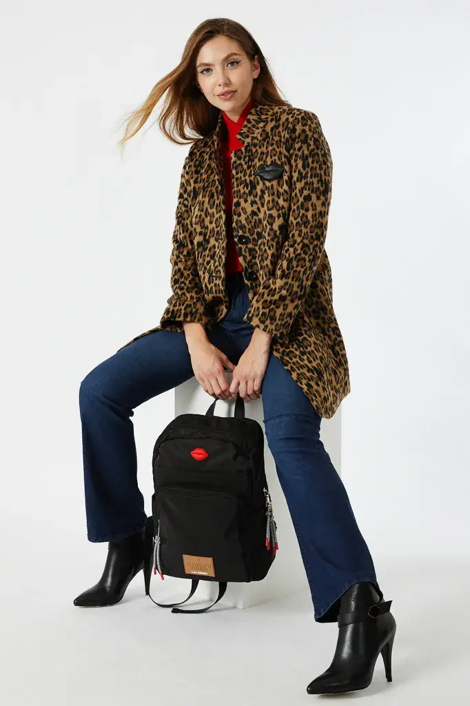 Mujer con tapado de animal print.