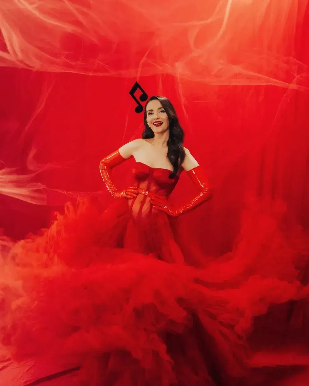 Natalia Oreiro en un vestido rojo.