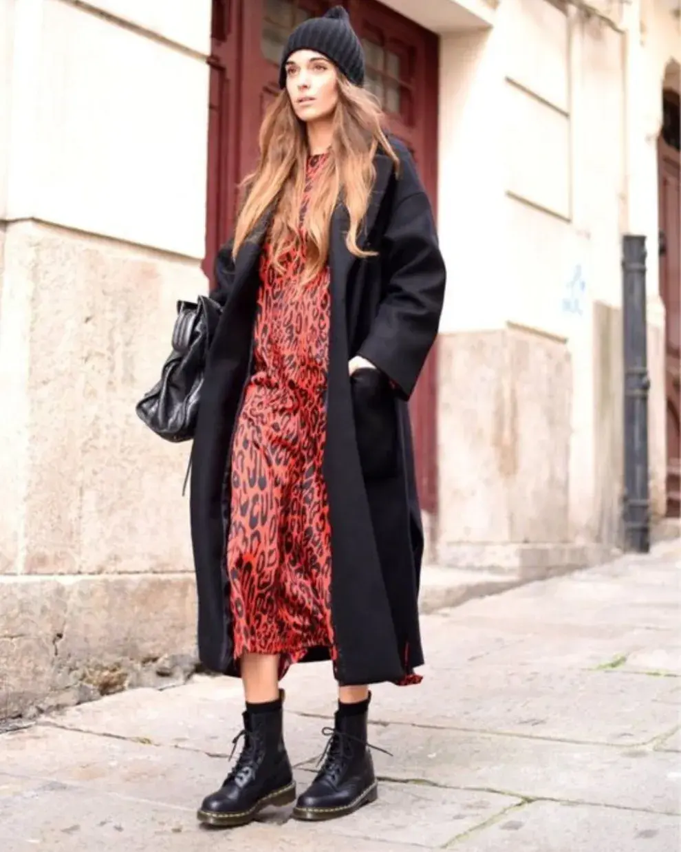 Mujer en la calle usando borcegos.