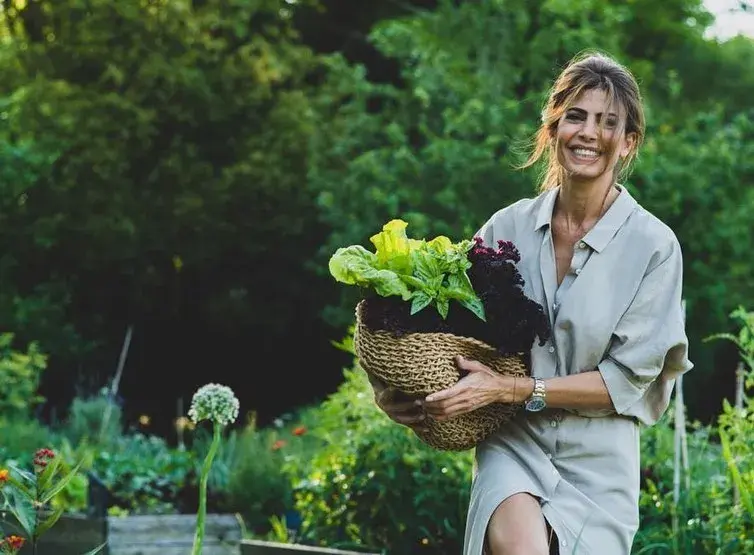 Juliana Awada con una canasta de verduras.