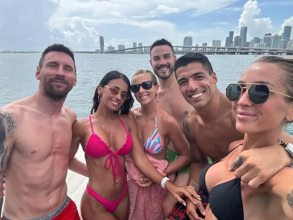 Messi, Antonela y amigos disfrutando de las vacaciones en un yate.