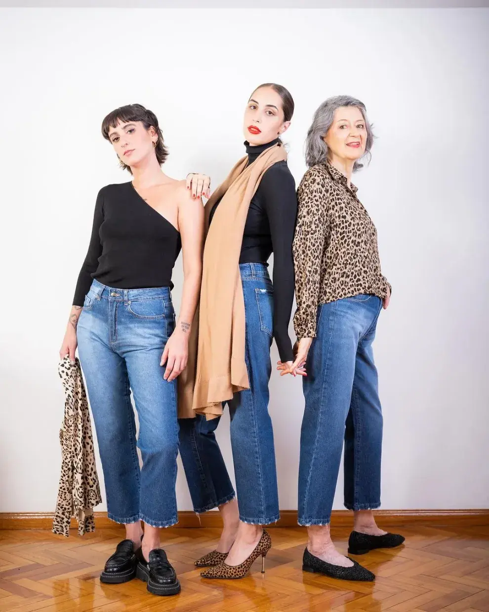 Tres mujeres usando pantalón de jean.