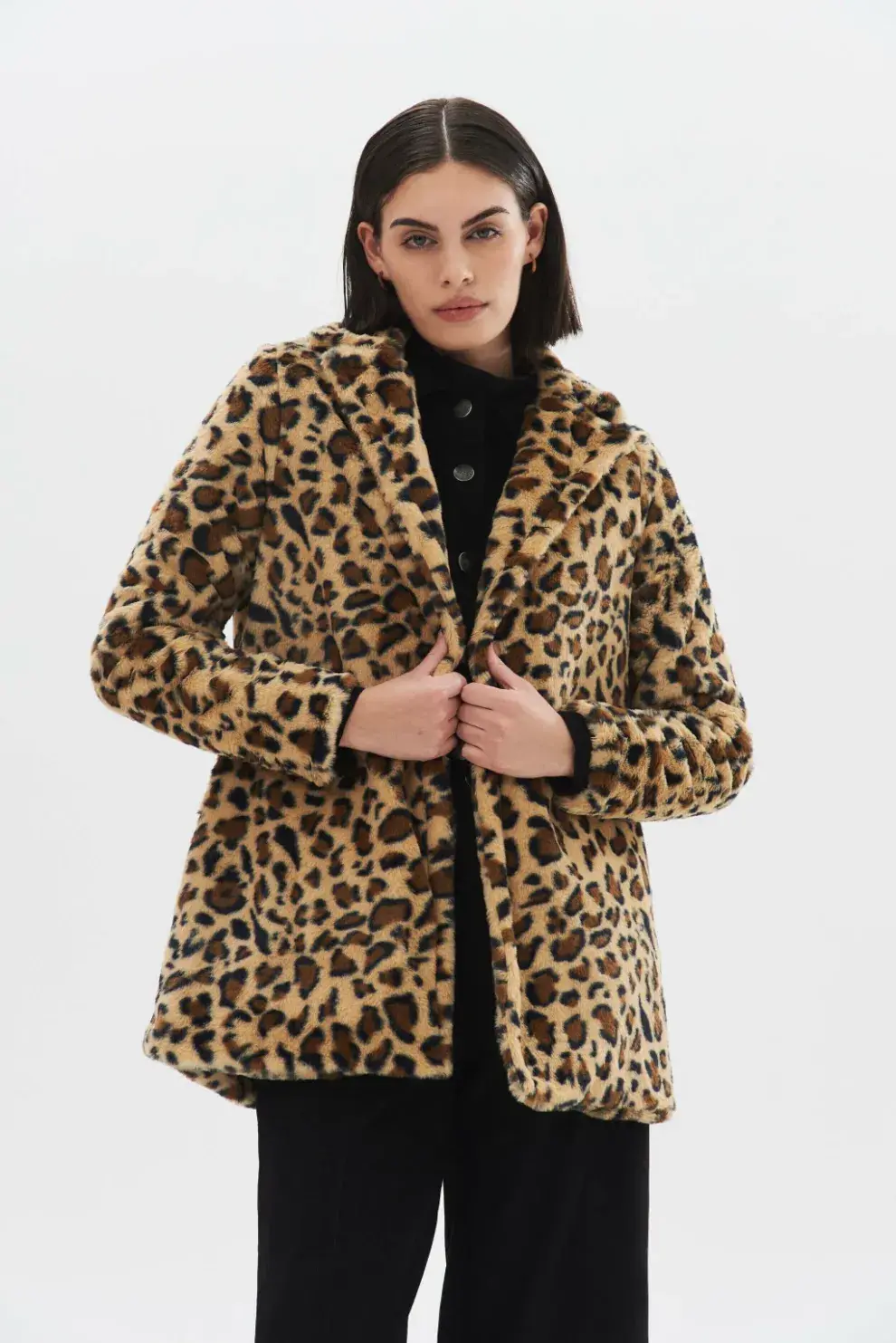 Modelo con tapado animal print.