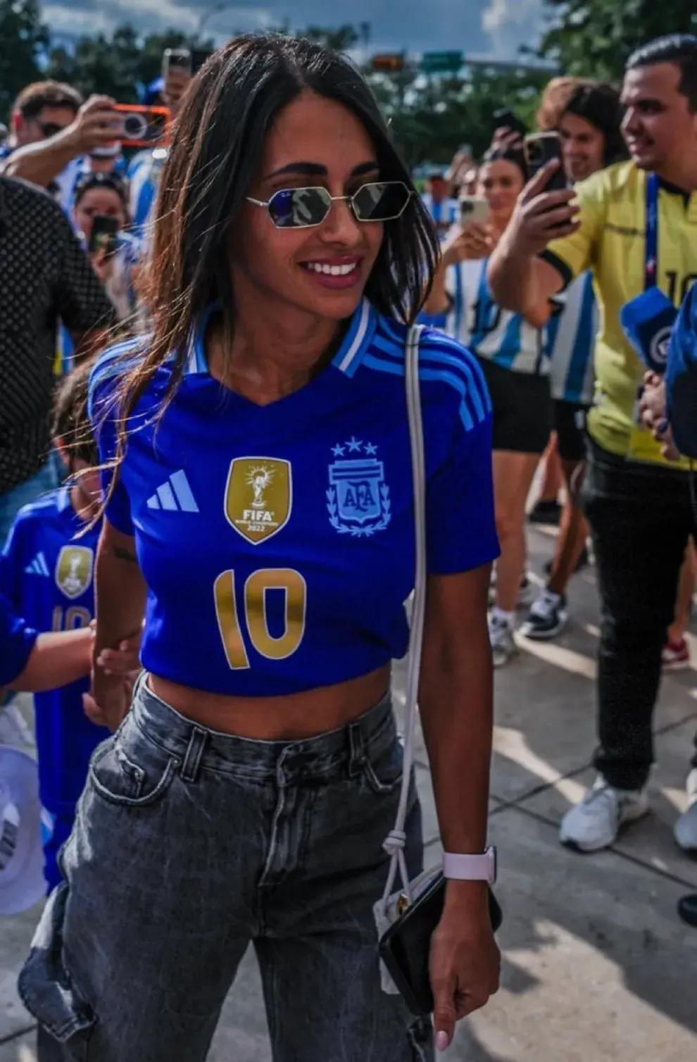 Antonela Roccuzzo llegando al encuentro Argentina vs. Ecuador.