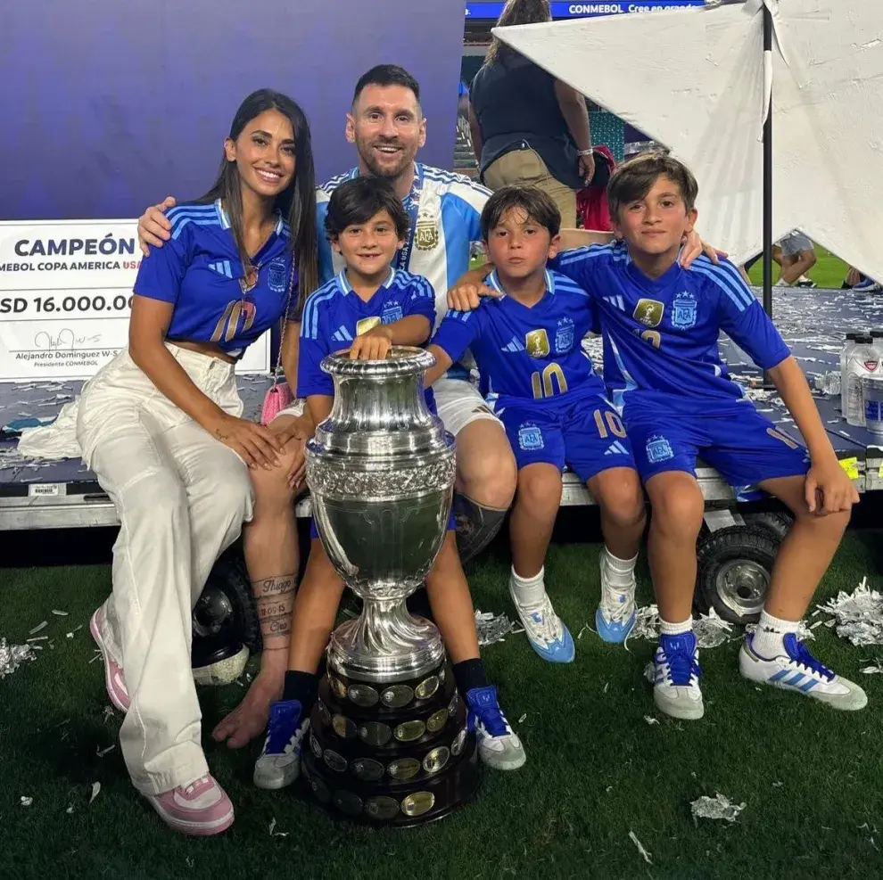 Antonela Roccuzzo y Lio Messi con sus hijos, celebrando el triunfo en la Copa América 2024.