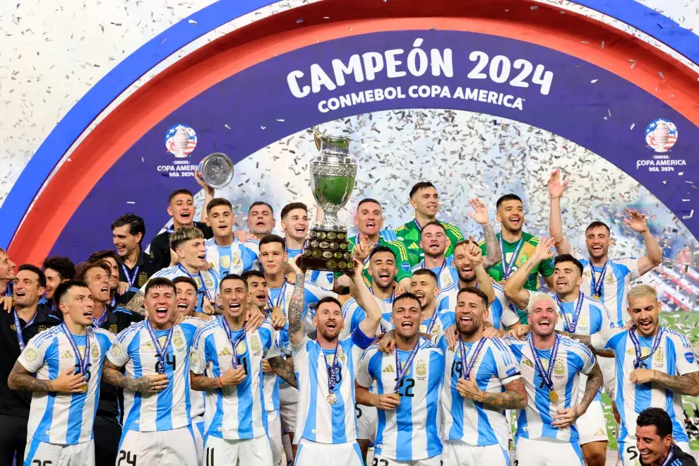 Fotografía de la Selección Argentina festejando el triunfo en la CONMEBOL Copa América.