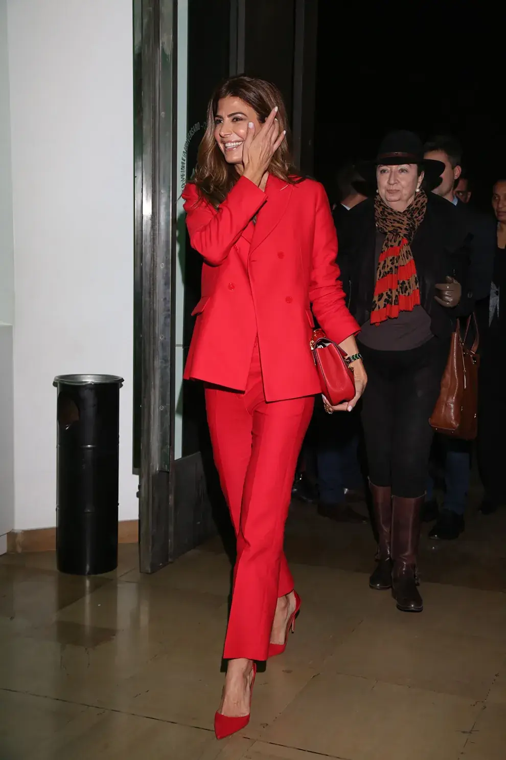 Juliana Awada usa el color rojo rubí en un look sastrero súper elegante.