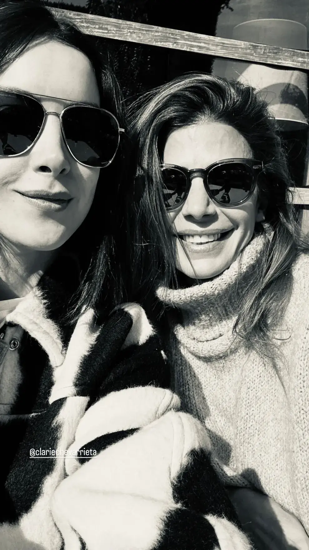 Juliana Awada posa con una amiga.