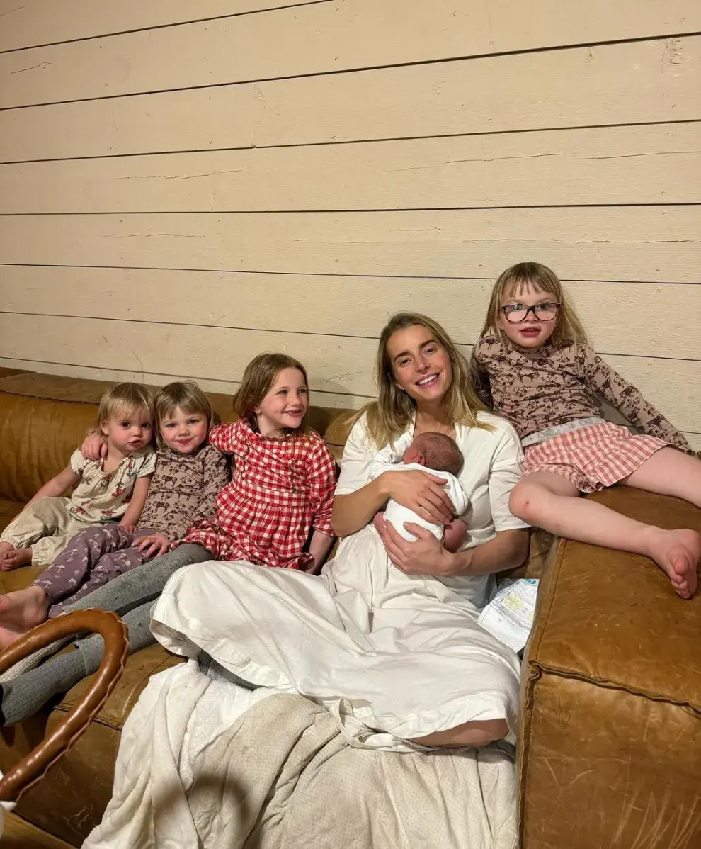 Ballerina Farm, la influencer tradwife, junto a sus hijos.