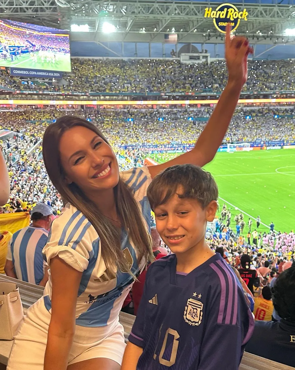 Pampita con su hijo Beltrán en la final de la Copa América 2024.