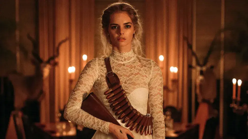 Samara Weaving en la película Boda Sangrienta.