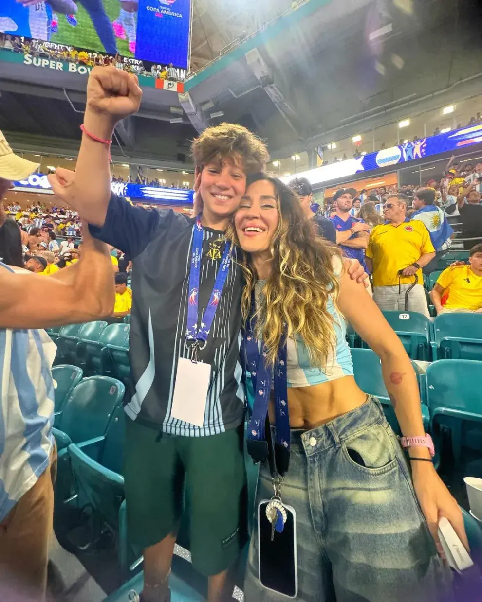 Jimena Barón y su hijo Momo en la final de la Copa América 2024.