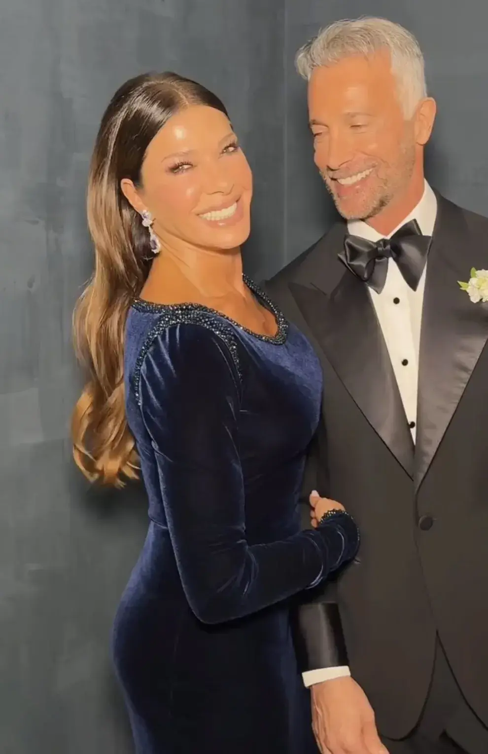 El look de Catherine Fulop y Osvaldo Sabatini en la boda de su hija Oriana.