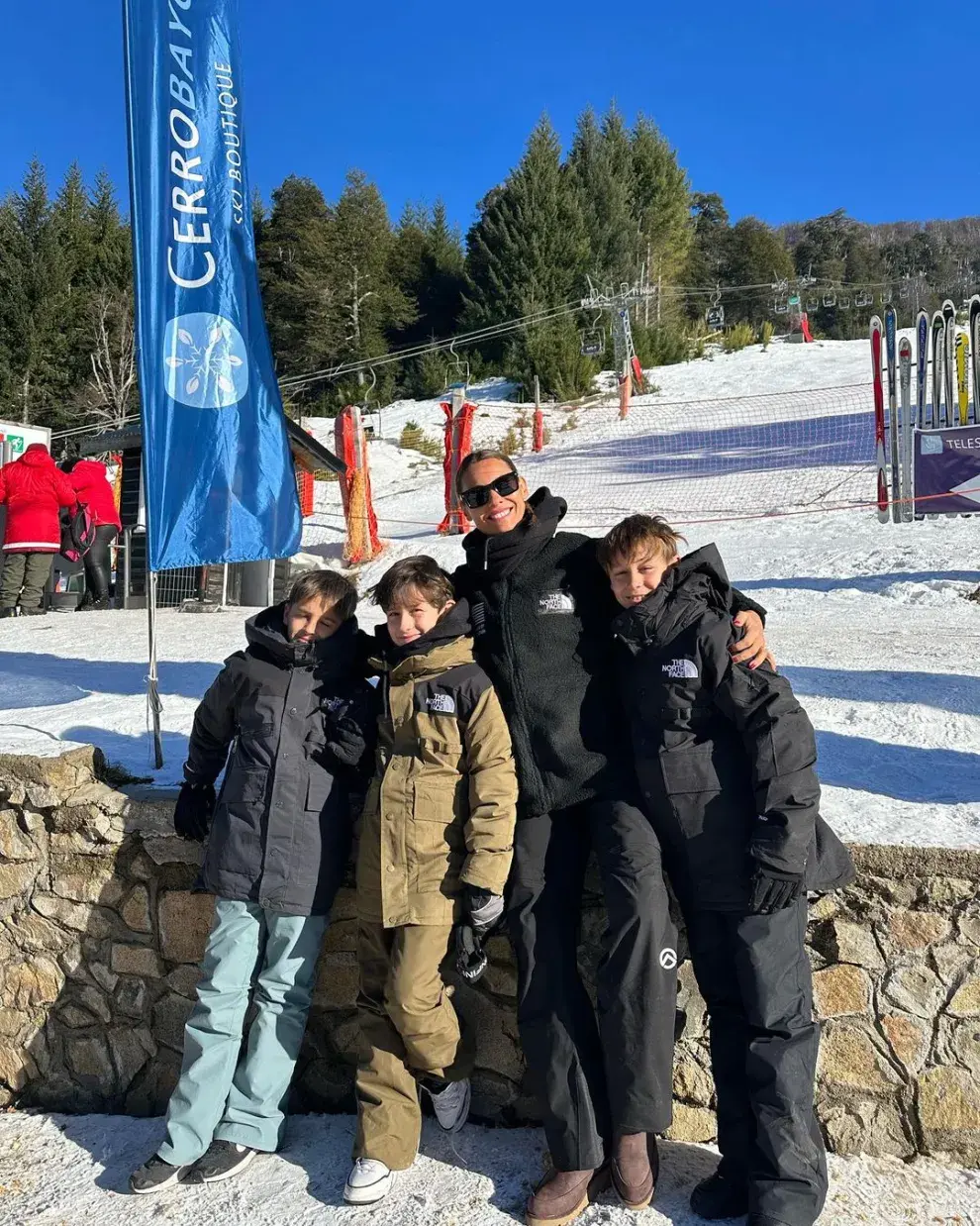 Pampita y sus hijos en la nieve.