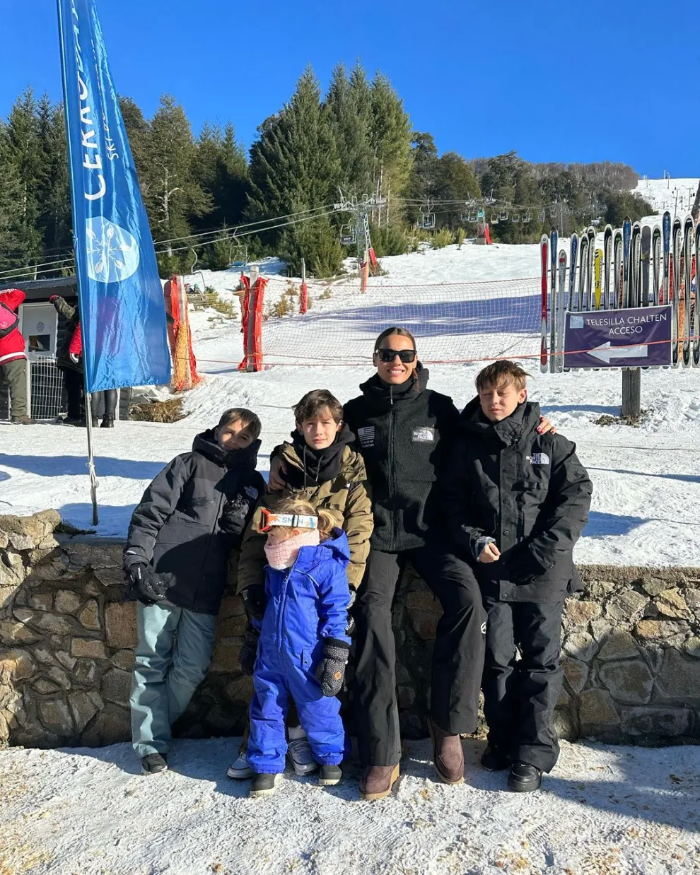 Pampita y sus hijos en la nieve.