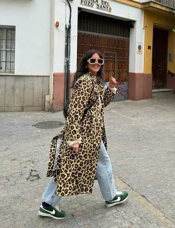 Mujer en la calle usando zapatillas.