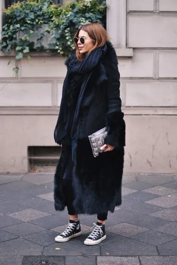 Mujer en la calle usando zapatillas.