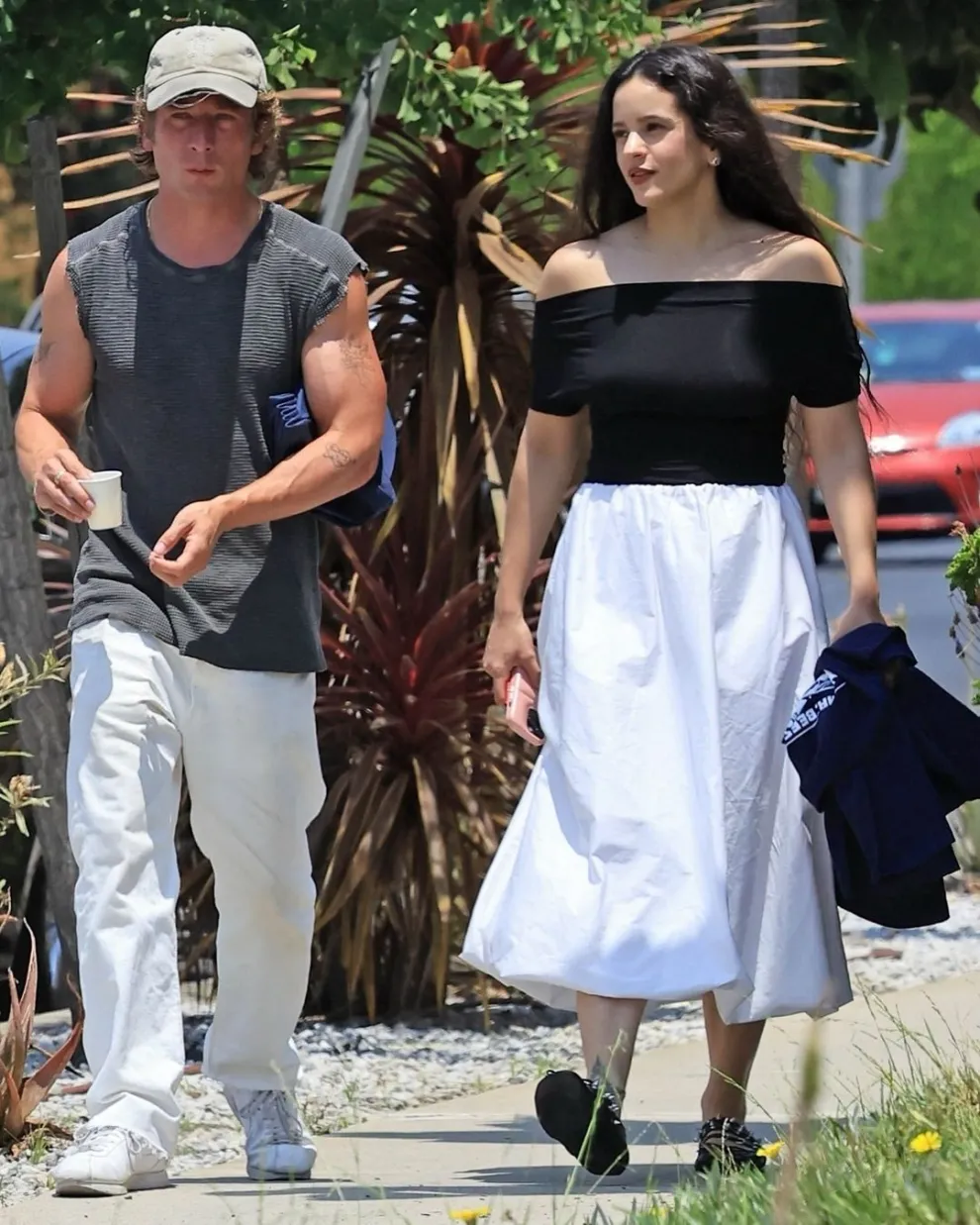 Jeremy Allen White y Rosalía, caminando juntos por las calles.