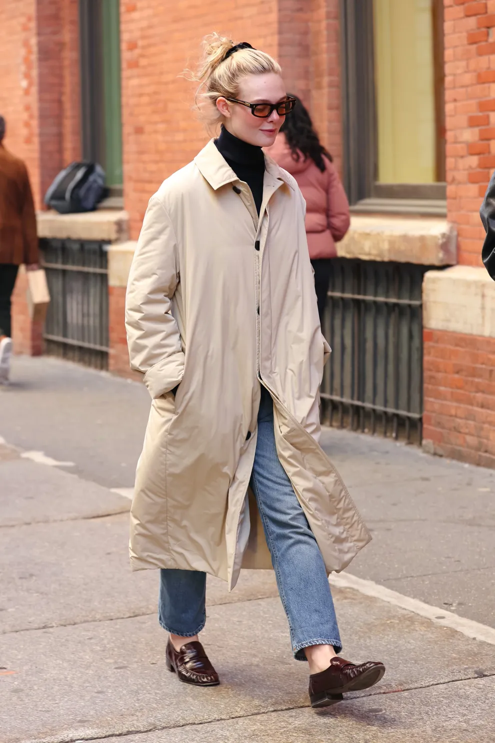 Elle Fanning caminando en New York City.