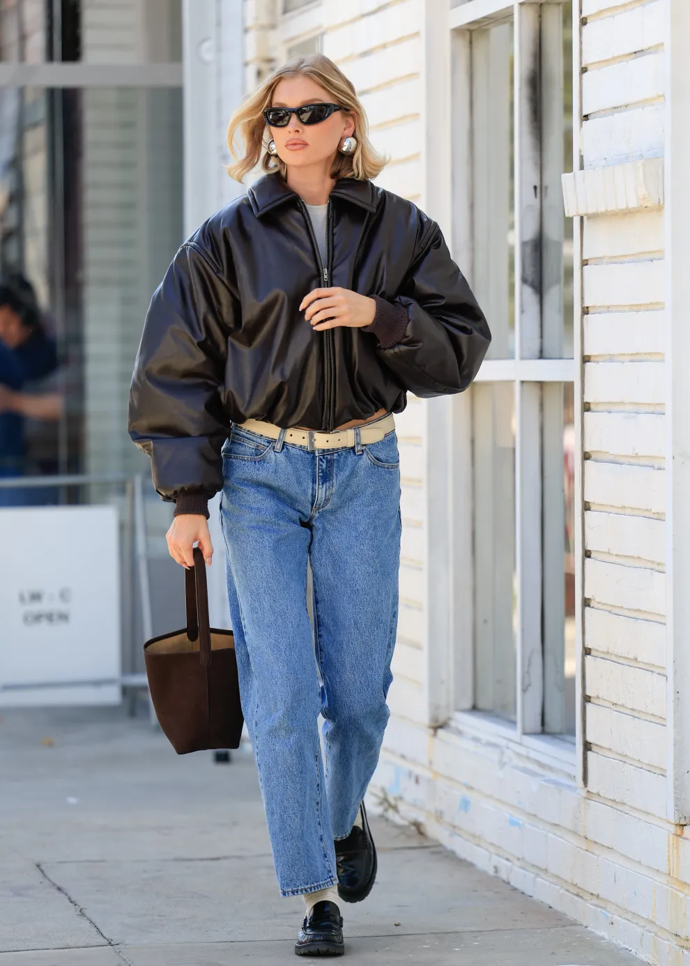 Elsa Hosk caminando en Los Angeles, California.