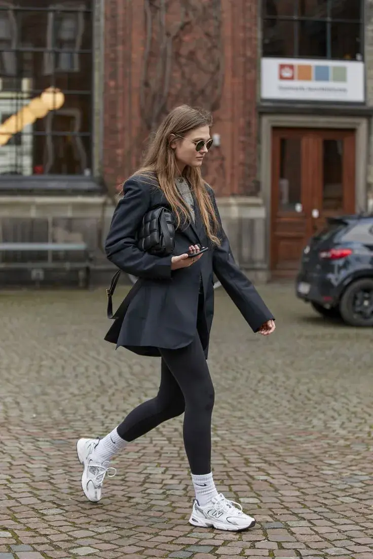 Una mujer en la calle usando zapatillas.