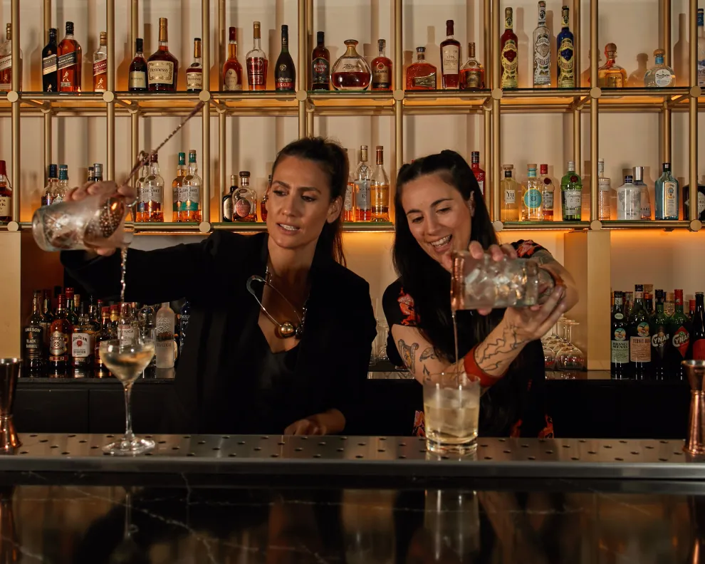 FELICIA BAR: Mona Gallosi, creadora de la carta, y Agustina Vigo, head bartender.