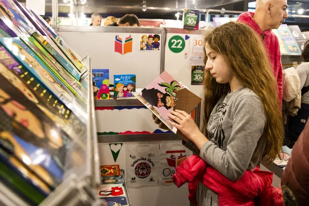 Una niña en la Feria del Libro Infantil y Juvenil en el CCK.