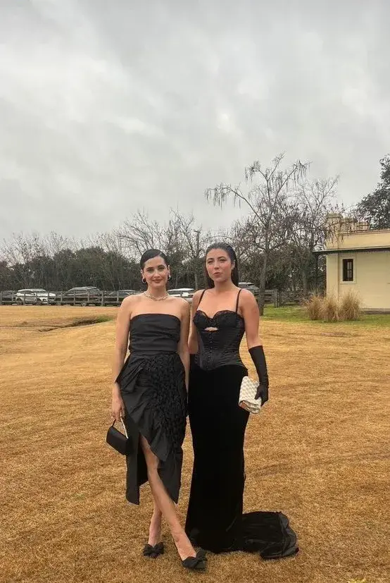 Foto de Flor Torrente y su amiga en la boda de Oriana Sabatini y Paulo Dybala.