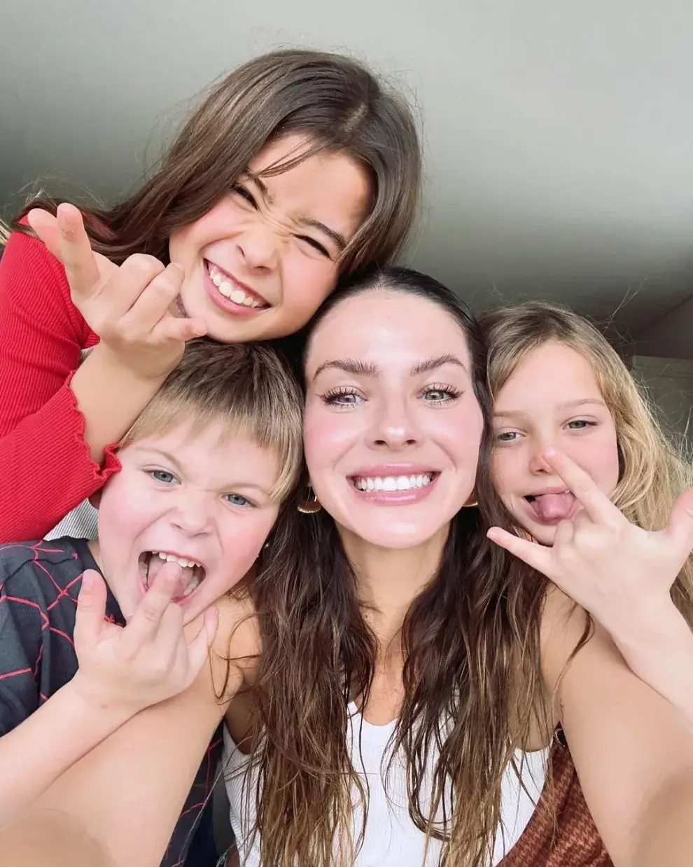 Foto de La China Suárez con sus hijos.