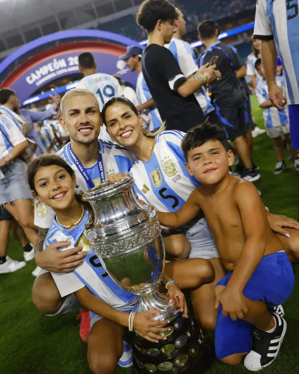 Foto de Leandro Paredes junto a su familia.