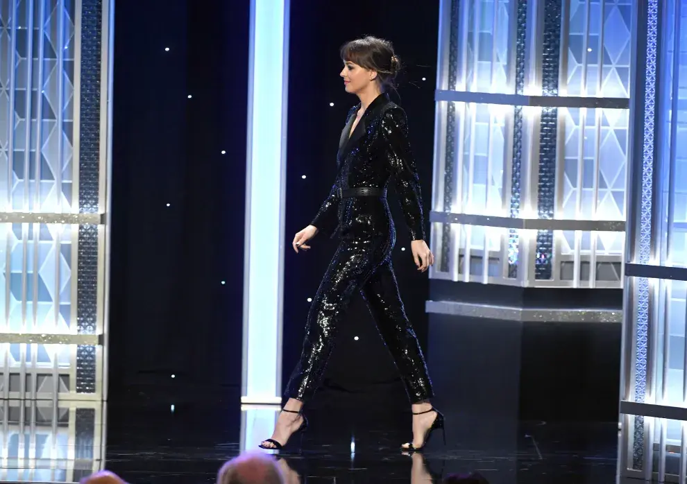 Fotografía de Dakota Johnson en el escenario de los Hollywood Film Awards.