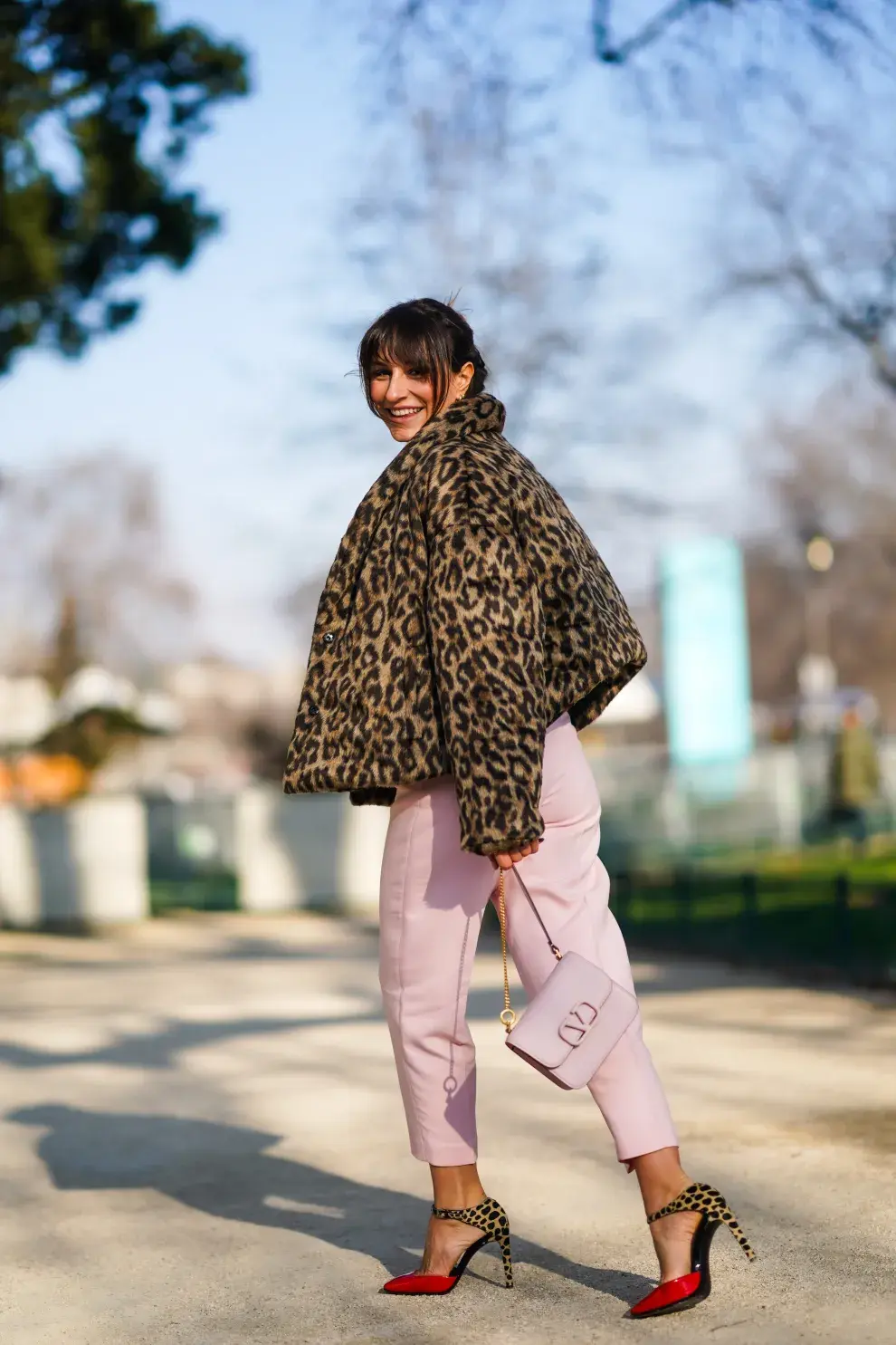 Mujer abrigada con look de invierno por las calles.