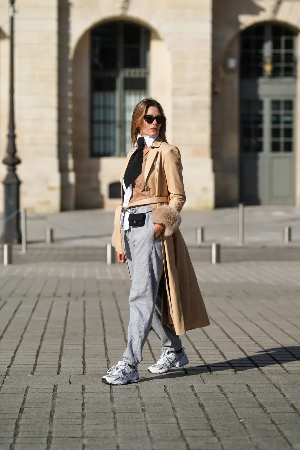 Mujer abrigada con look de invierno por las calles.