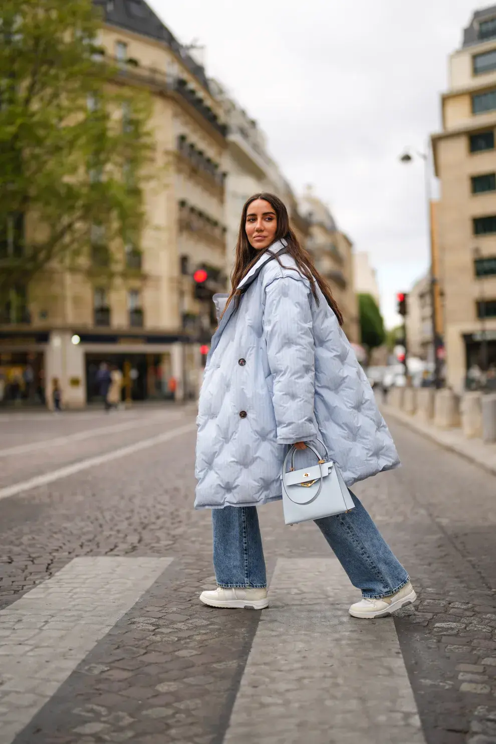 Modelo con look de invierno.