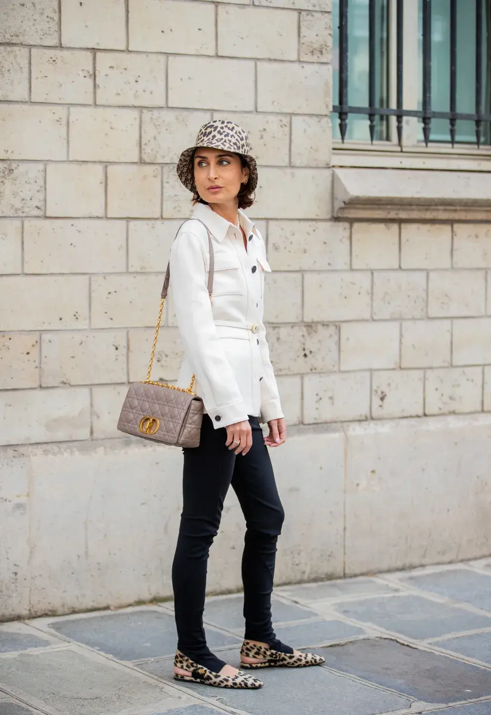 Mujer abrigada con look de invierno por las calles.