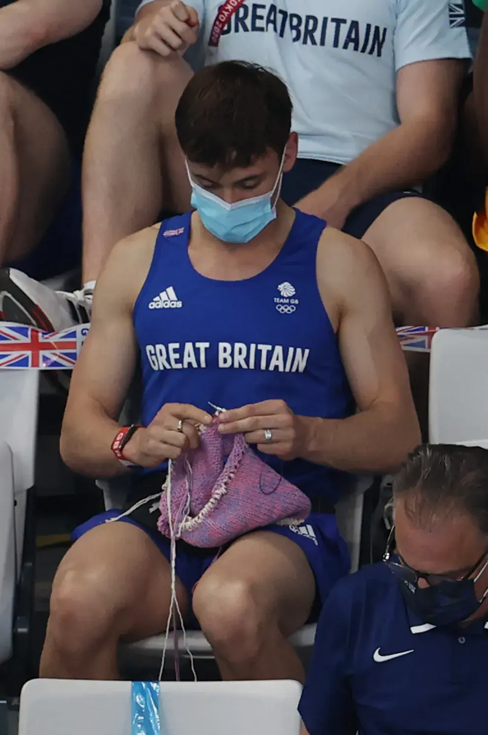 Tom Daley tejiendo en Tokyo 2020.